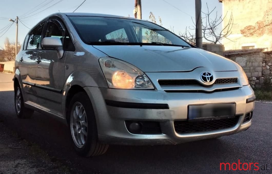 2005' Toyota Corolla Verso photo #2