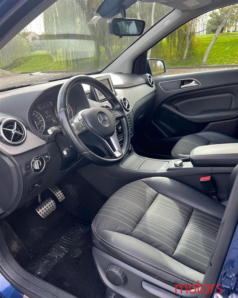 2013' Mercedes-Benz B 180 photo #2