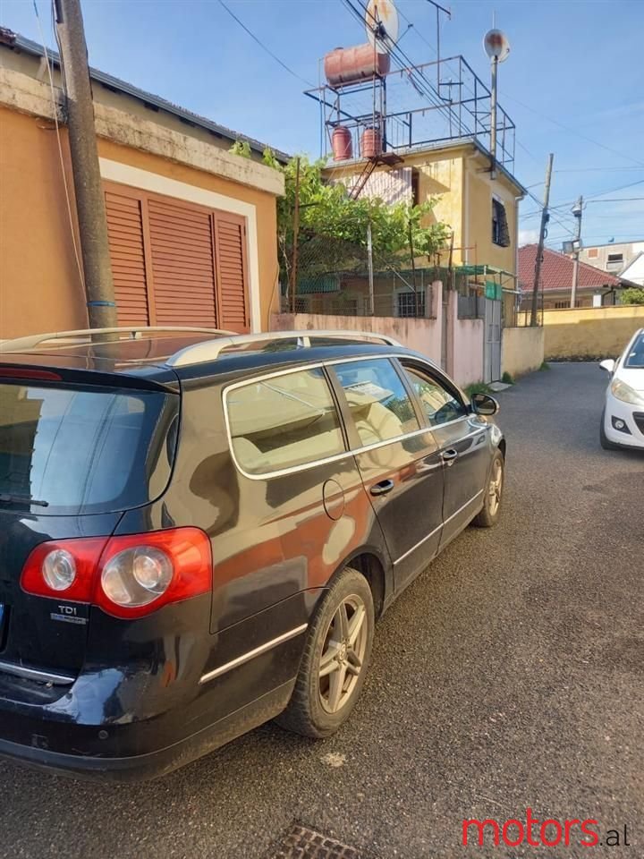 2005' Volkswagen Passat photo #5