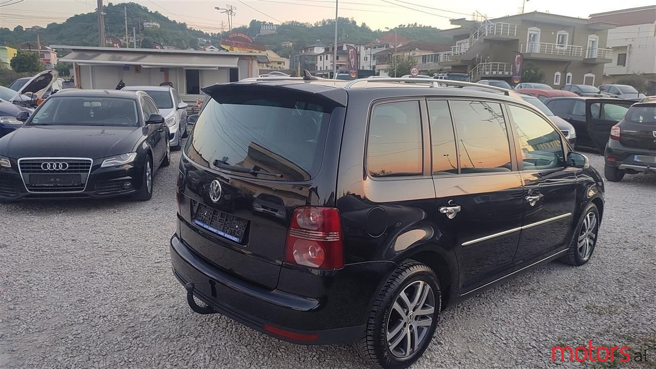 2007' Volkswagen Touran photo #6