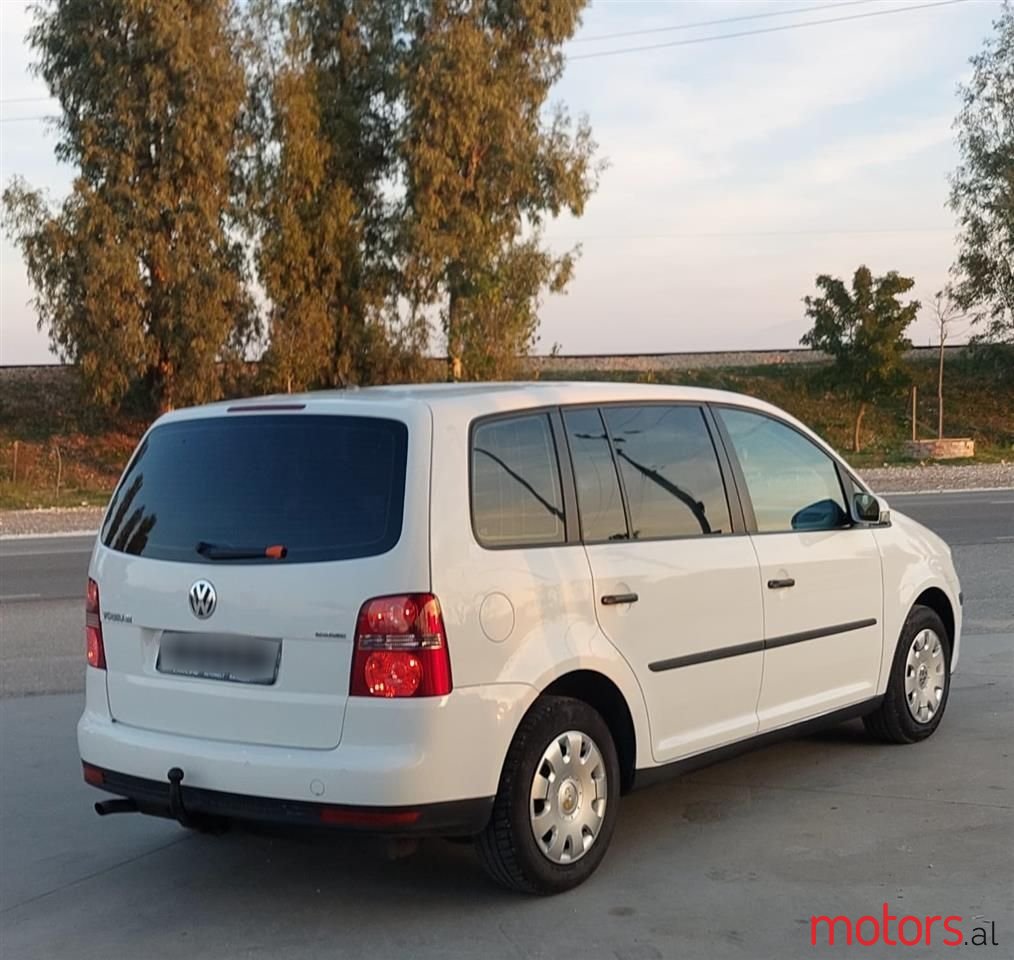 2009' Volkswagen Touran photo #2