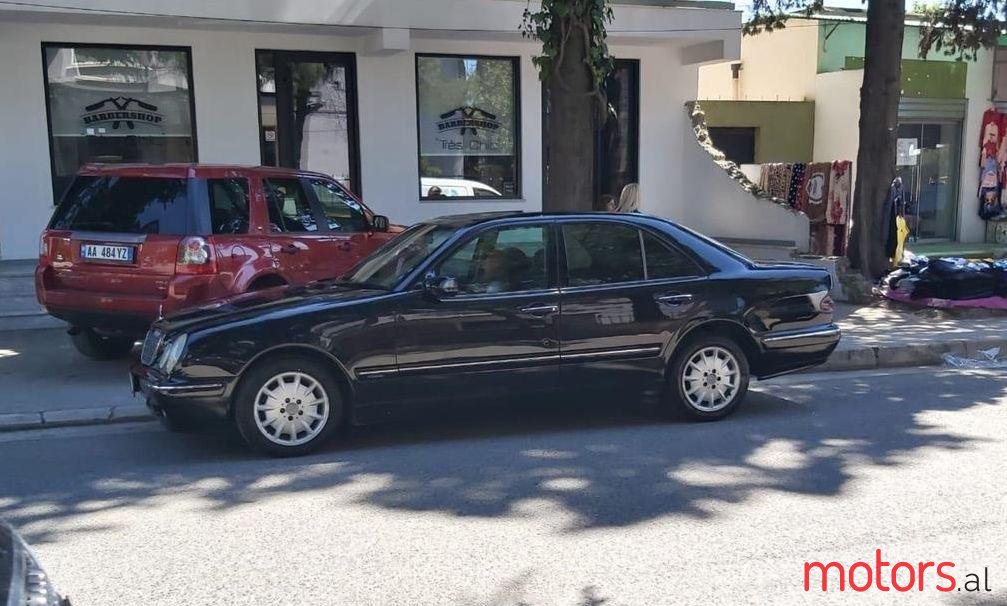 2001' Mercedes-Benz E 220 photo #1