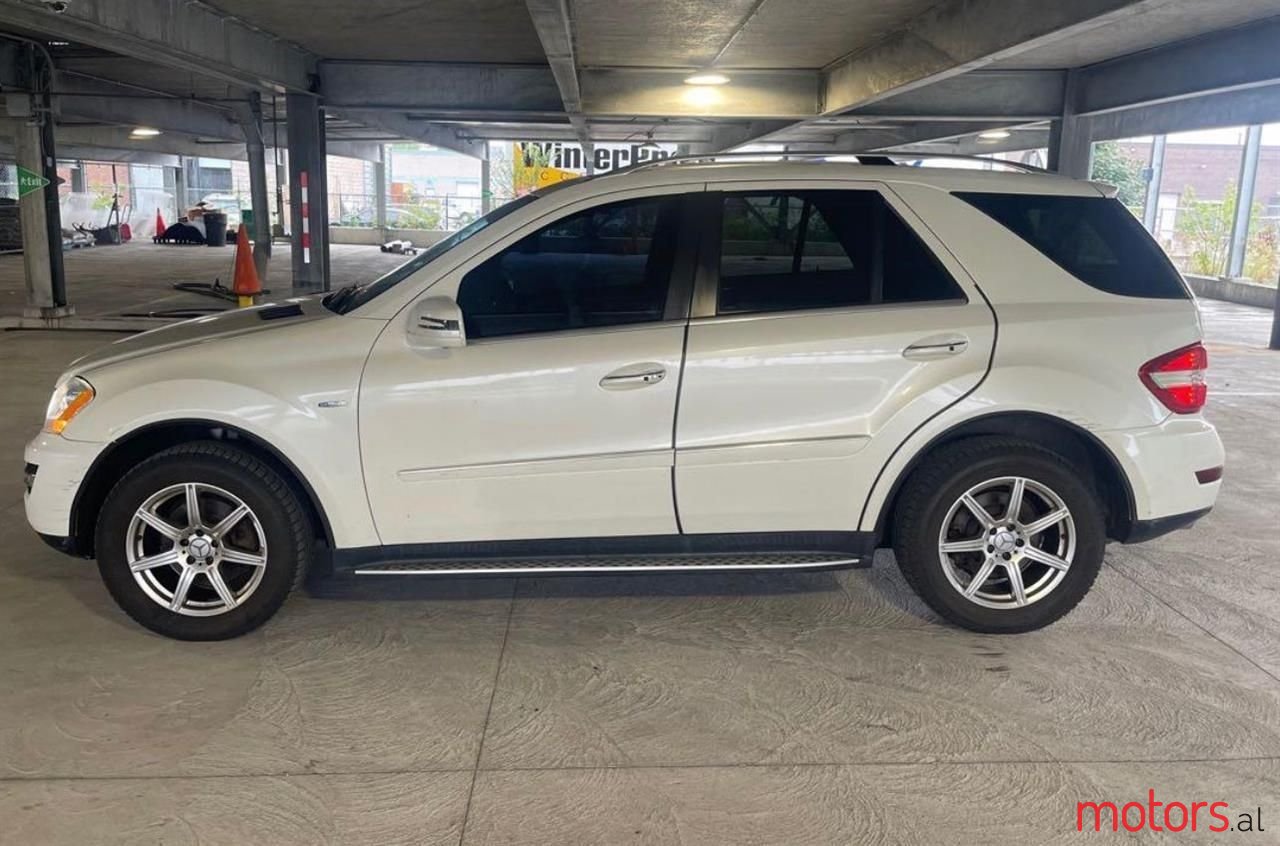 2011' Mercedes-Benz 300 photo #5