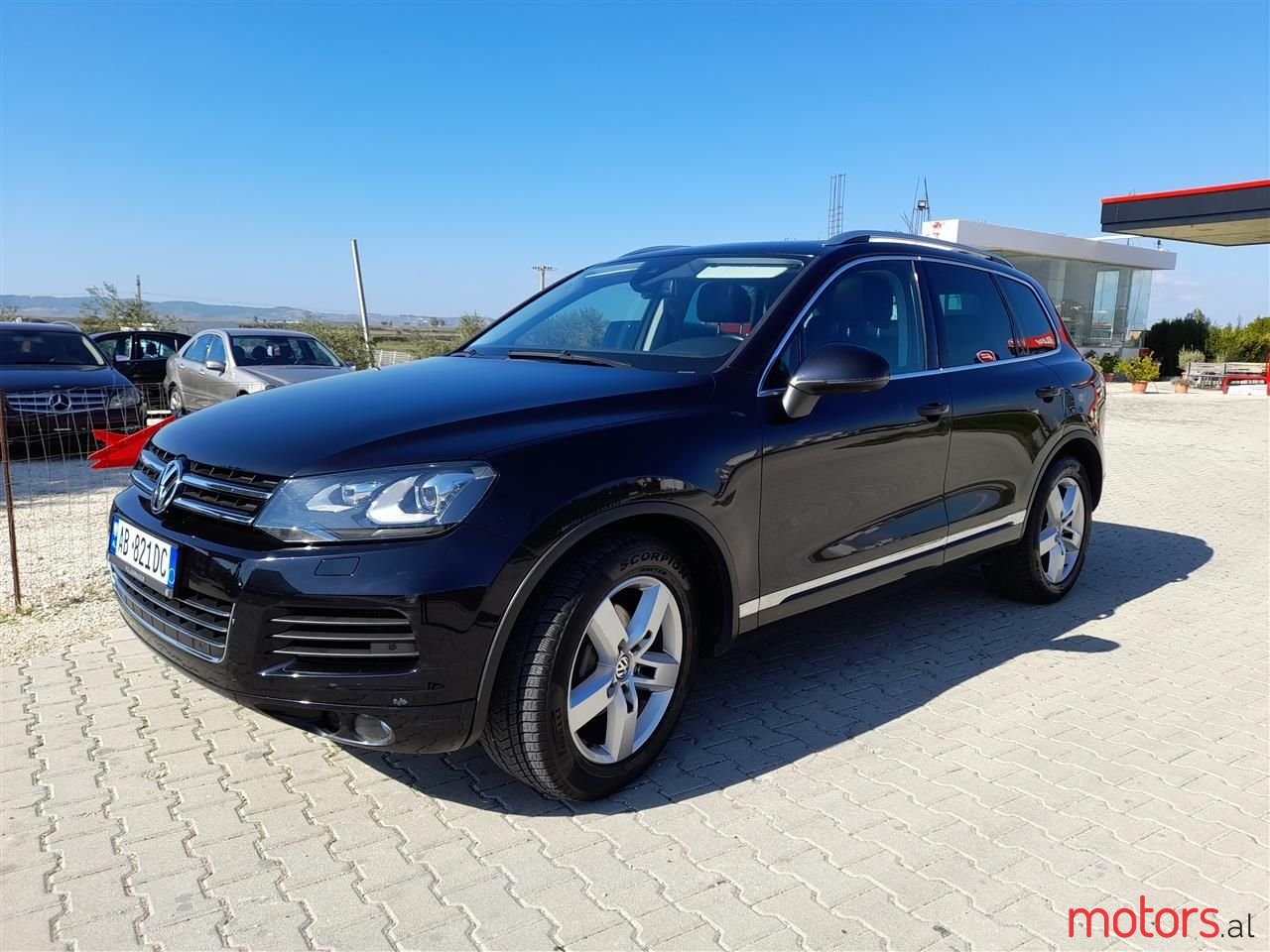 2013' Volkswagen Touareg photo #1