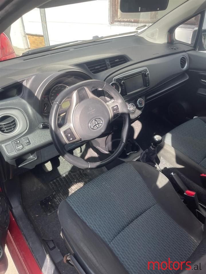 2012' Toyota Yaris photo #5