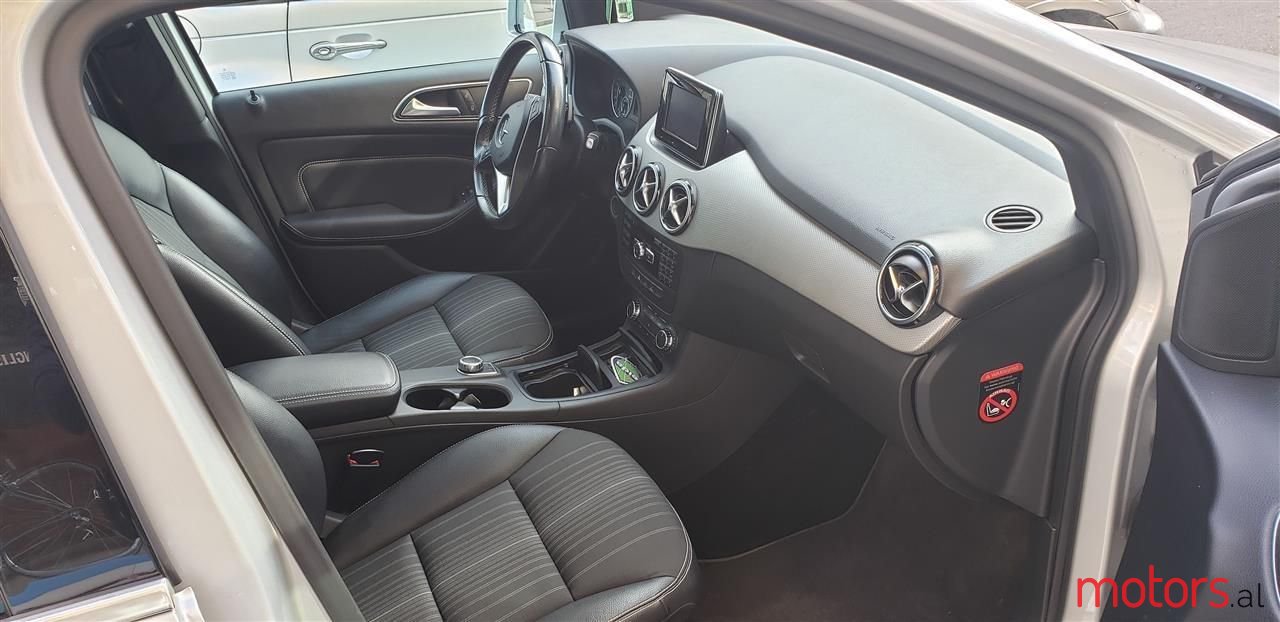 2013' Mercedes-Benz B 180 photo #3
