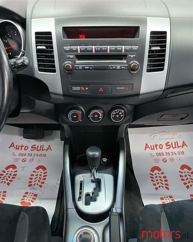 2011' Mitsubishi Outlander photo #2