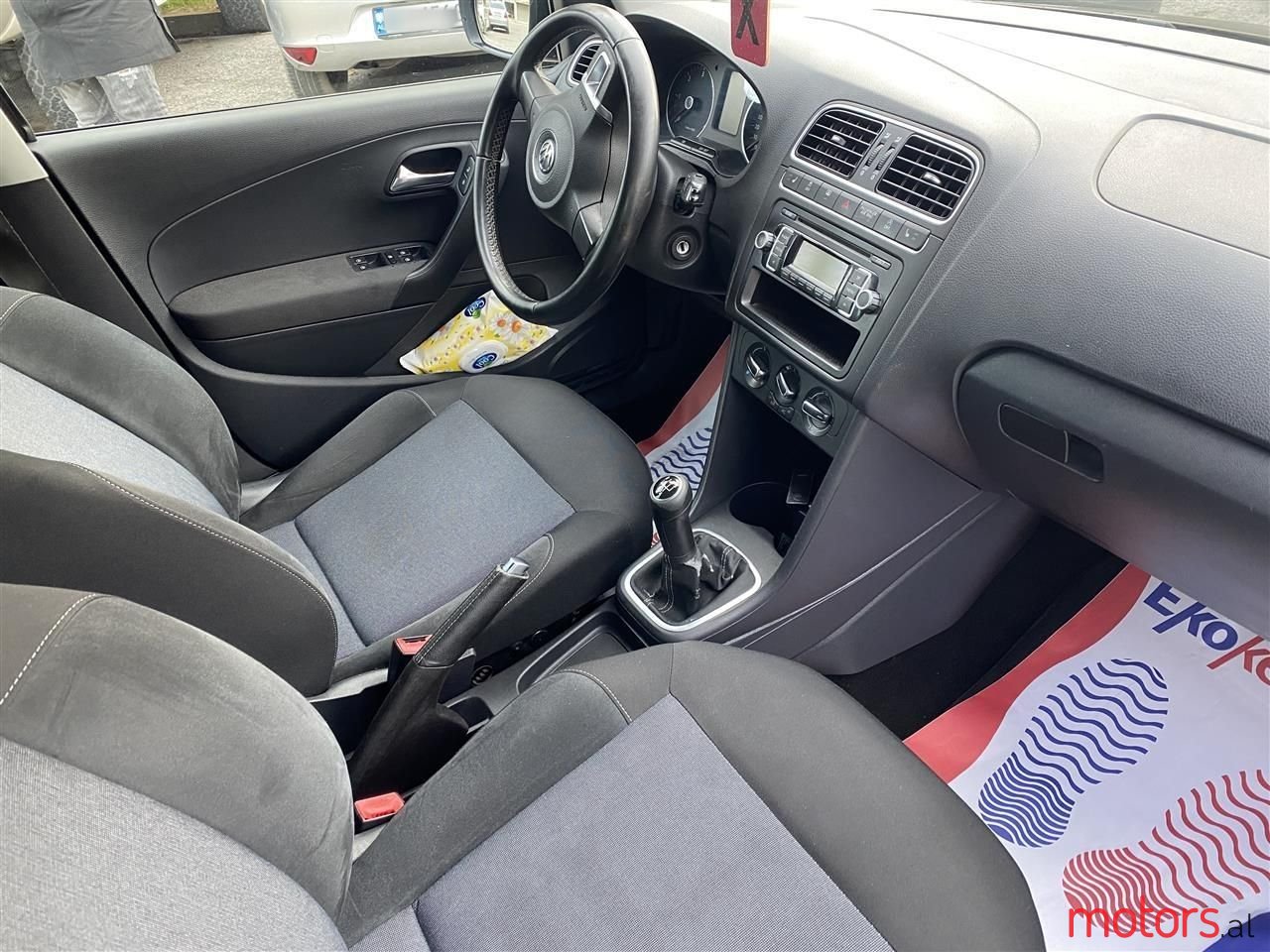 2011' Volkswagen Polo photo #4