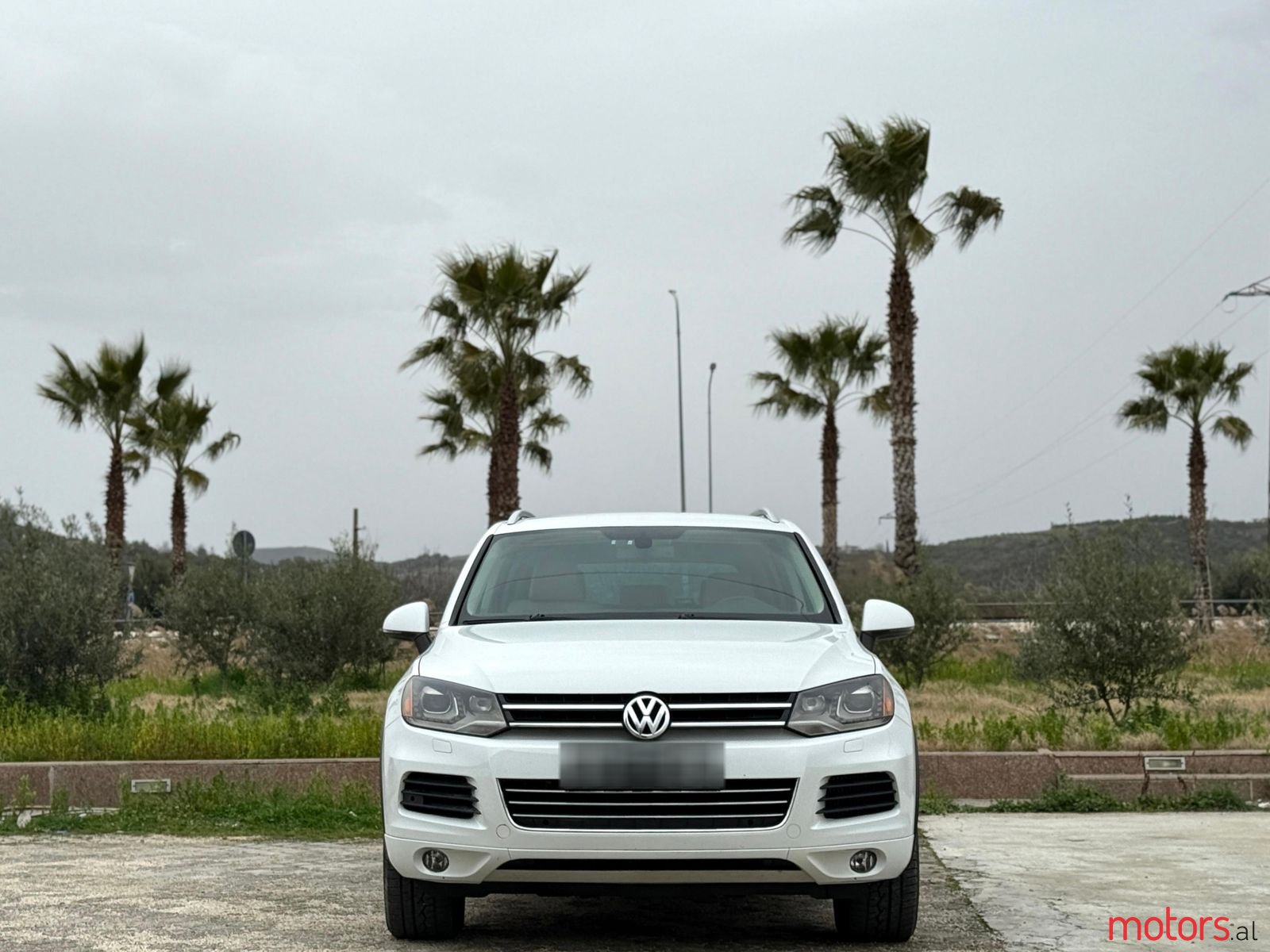 2014' Volkswagen Touareg photo #3