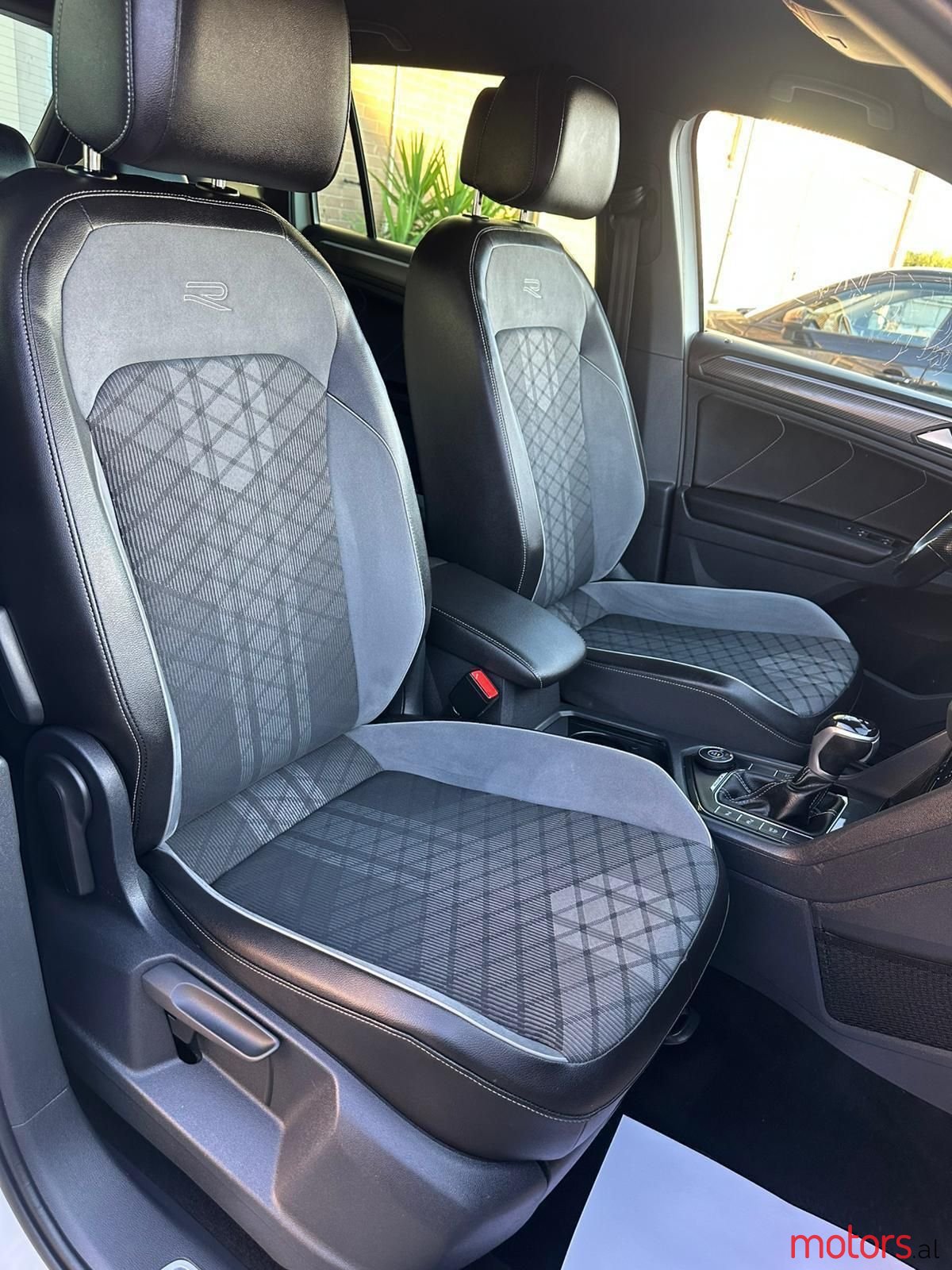 2022' Volkswagen Tiguan photo #3