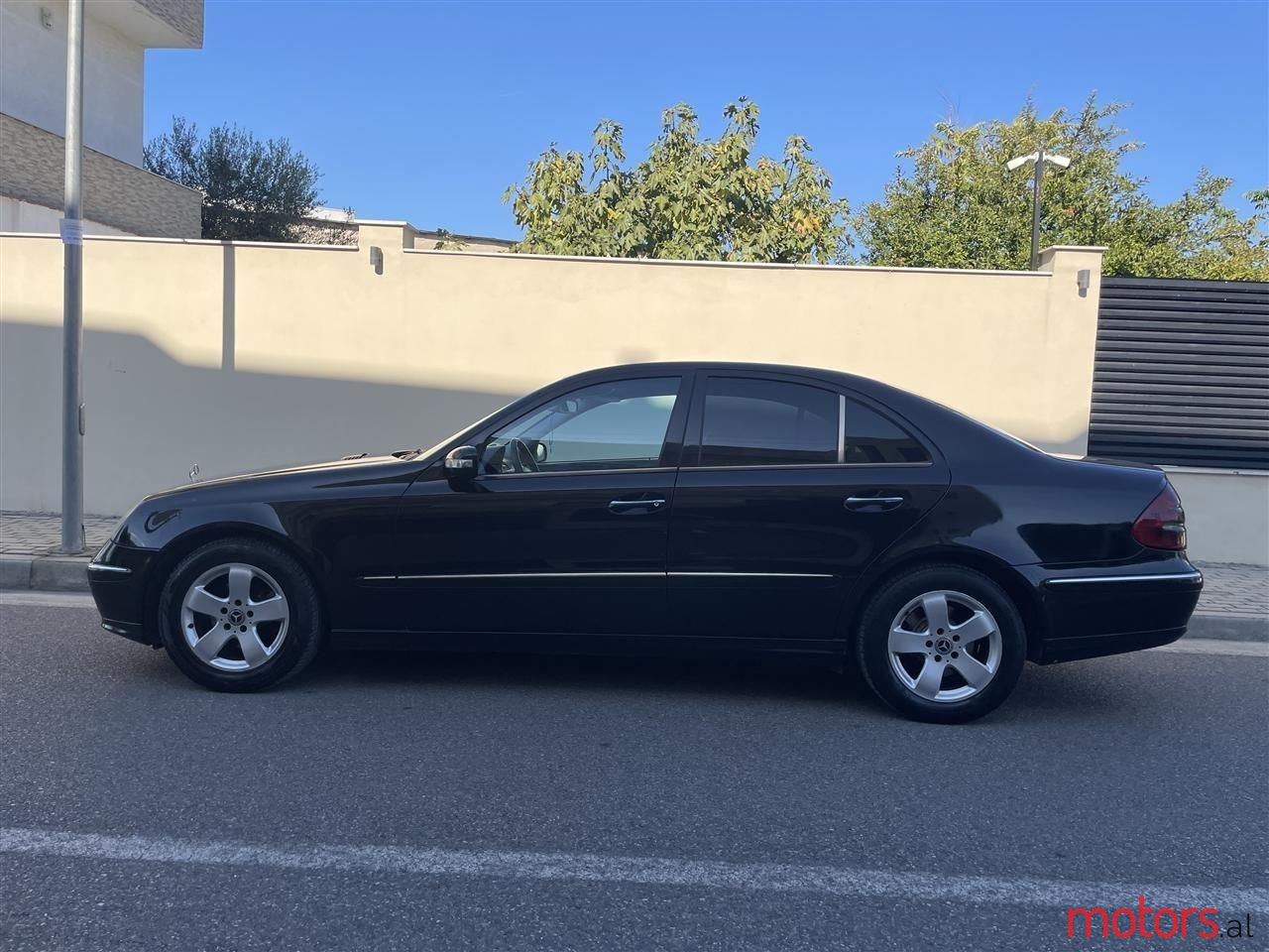 2004' Mercedes-Benz E 220 photo #2