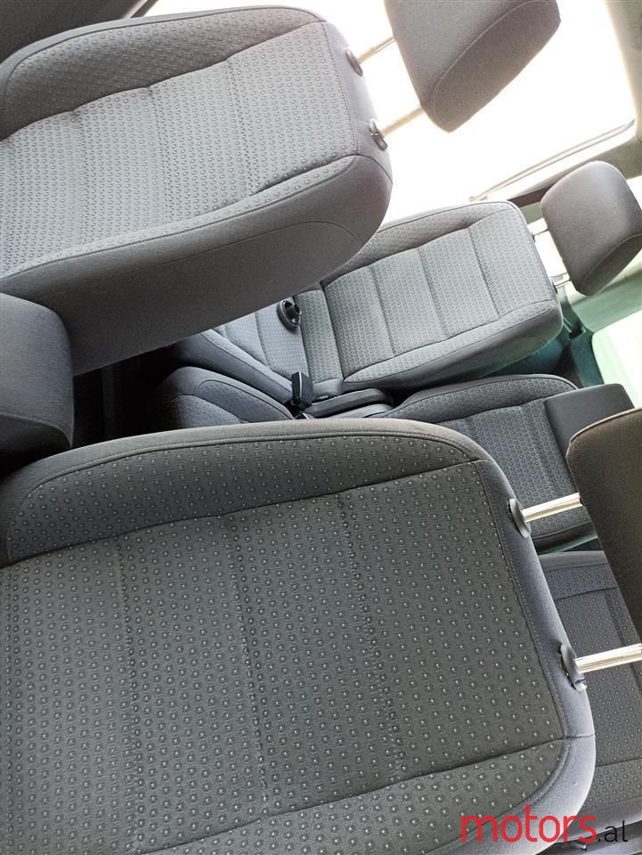 2004' Volkswagen Touran photo #2