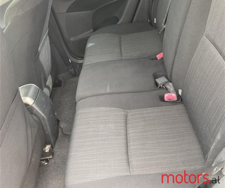 2008' Toyota Auris photo #3