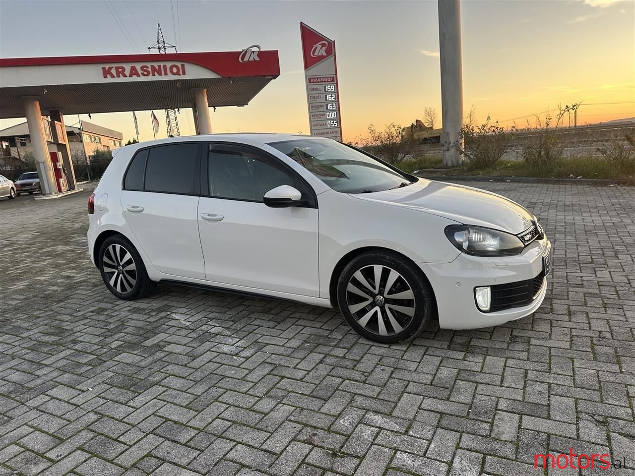 2010' Volkswagen Golf photo #1