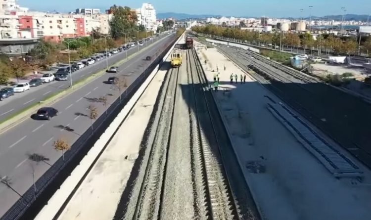 Avancojnë punimet në hekurudhën Tiranë-Durrës-Rinas/ Balluku: Mbërrin makina e re për korrigjimin e shtrirjes së shinave