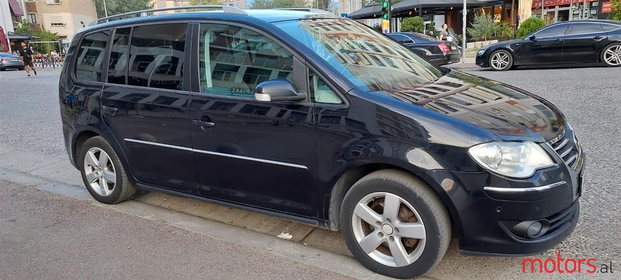 2009' Volkswagen Touran photo #2