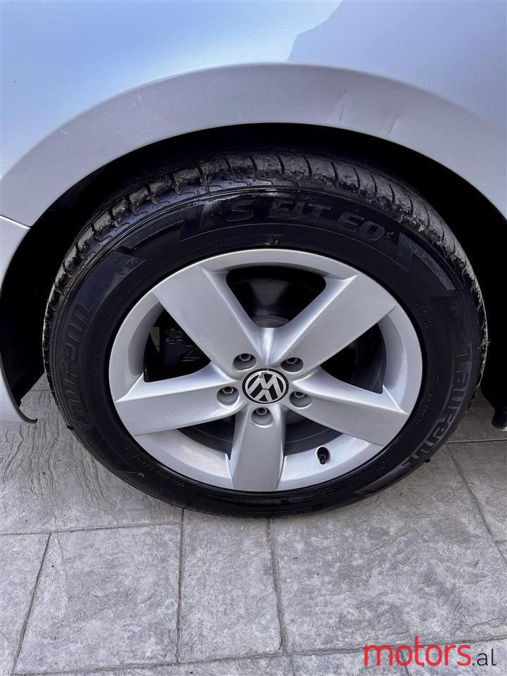 2012' Volkswagen Jetta photo #3