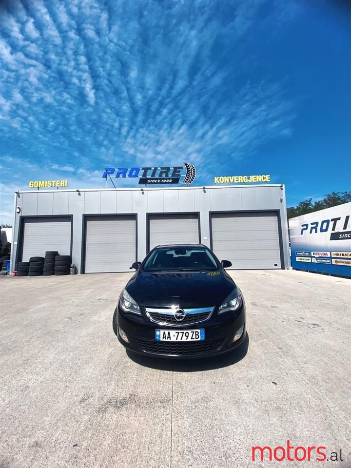 2011' Opel Astra photo #2