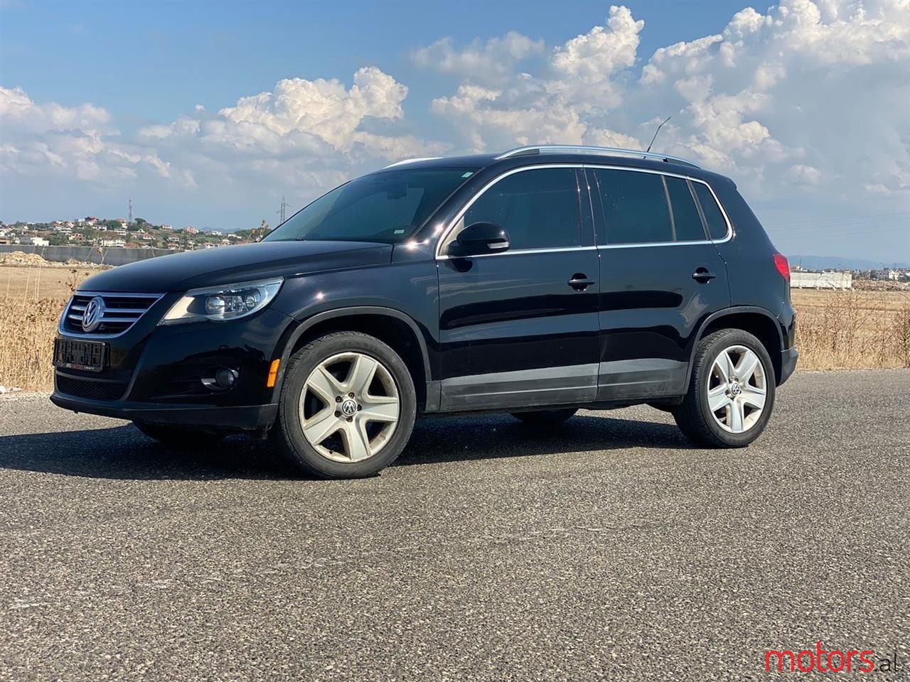 2011' Volkswagen Tiguan photo #3