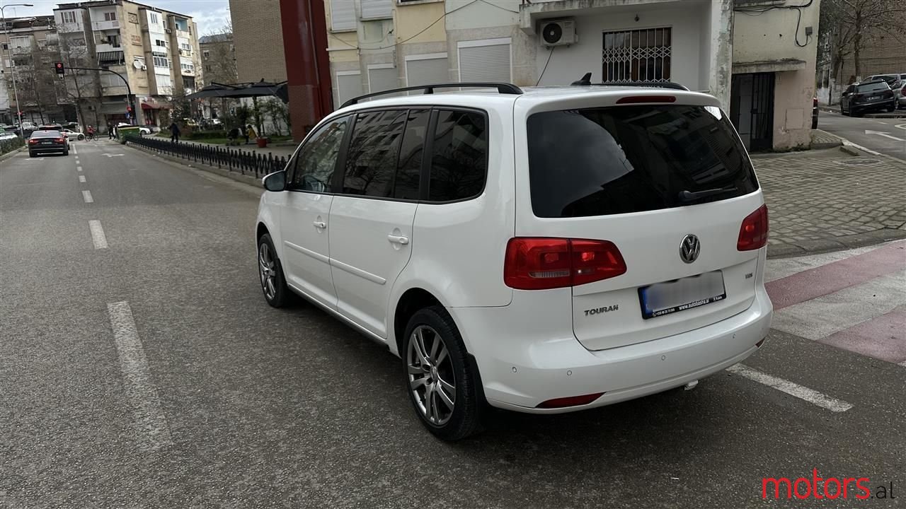 2011' Volkswagen Touran photo #6