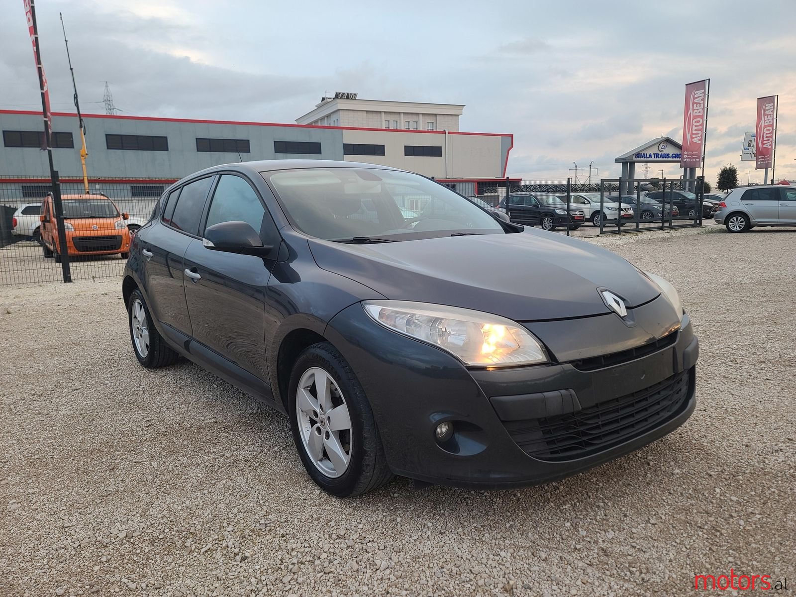 2010' Renault Megane photo #2