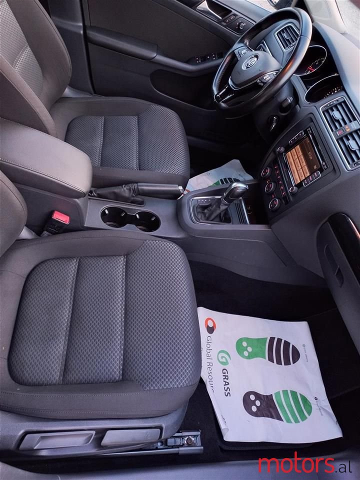 2015' Volkswagen Jetta photo #2