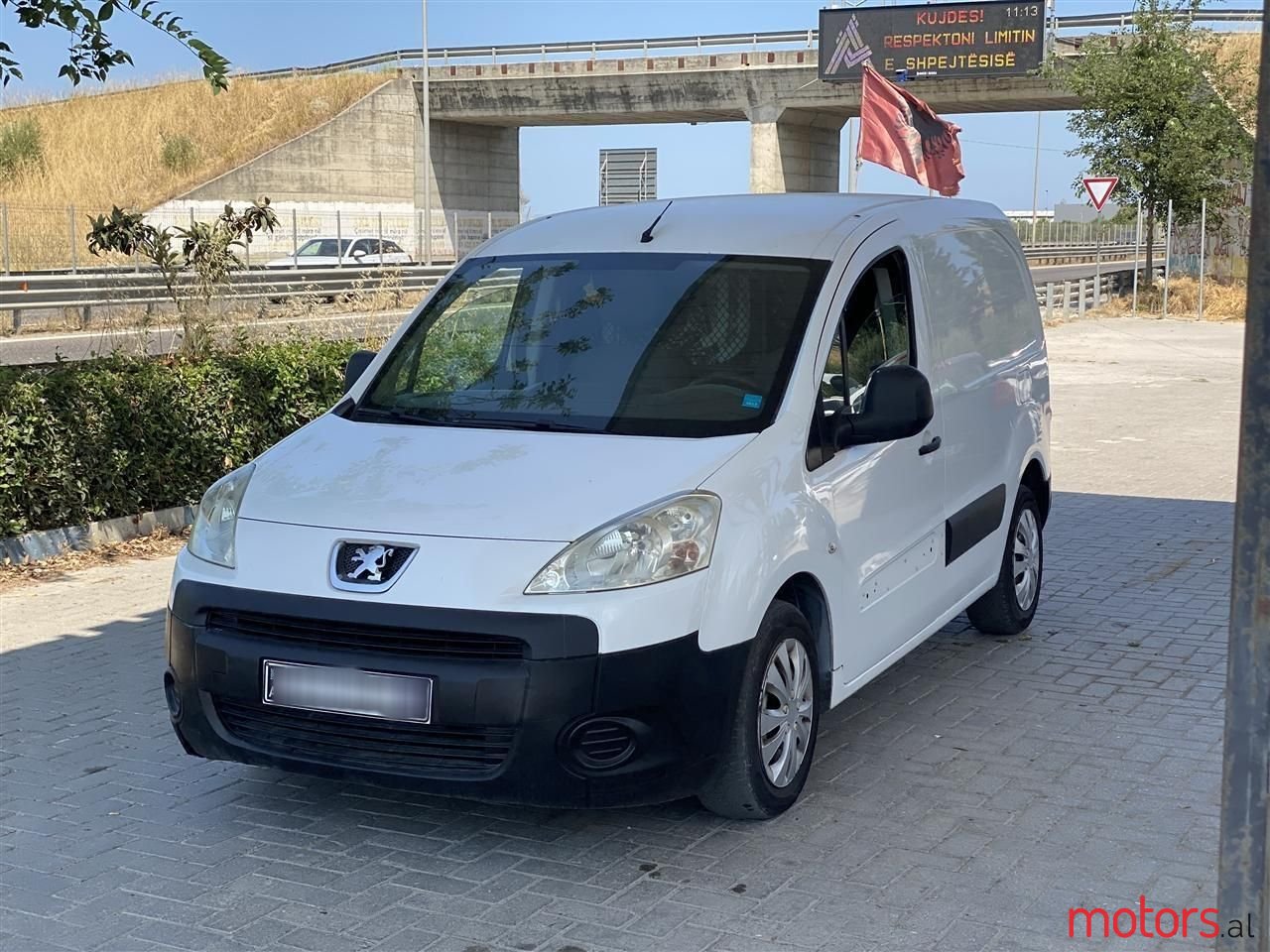 2011' Peugeot Partner photo #1