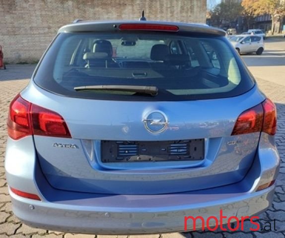 2011' Opel Astra photo #4