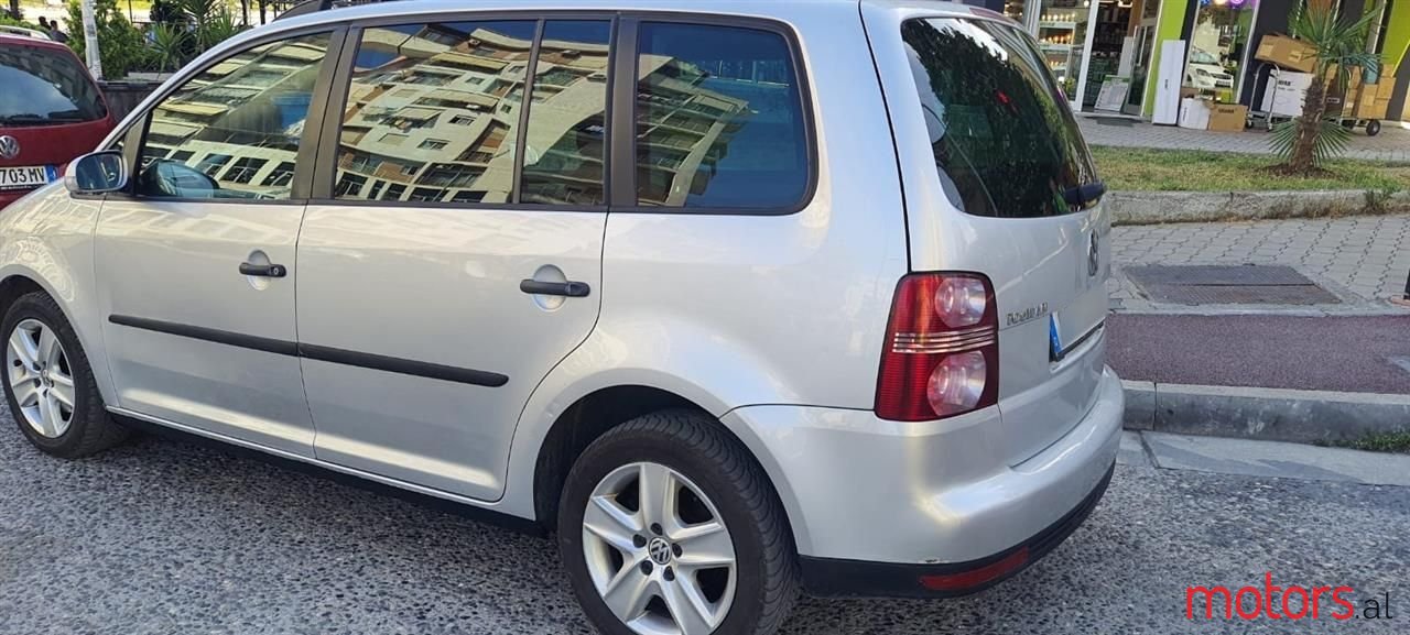 2007' Volkswagen Touran photo #3