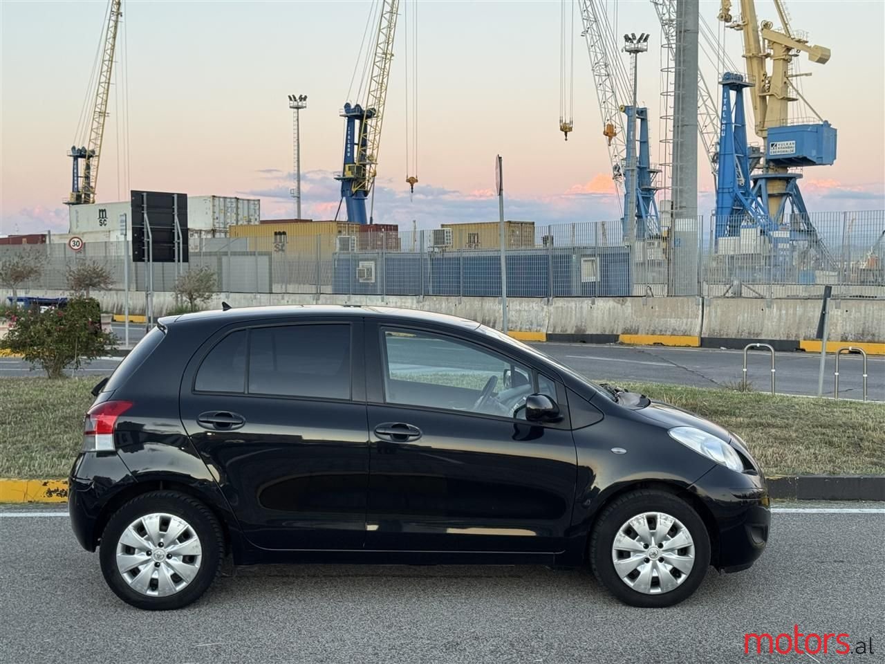 2010' Toyota Yaris photo #6