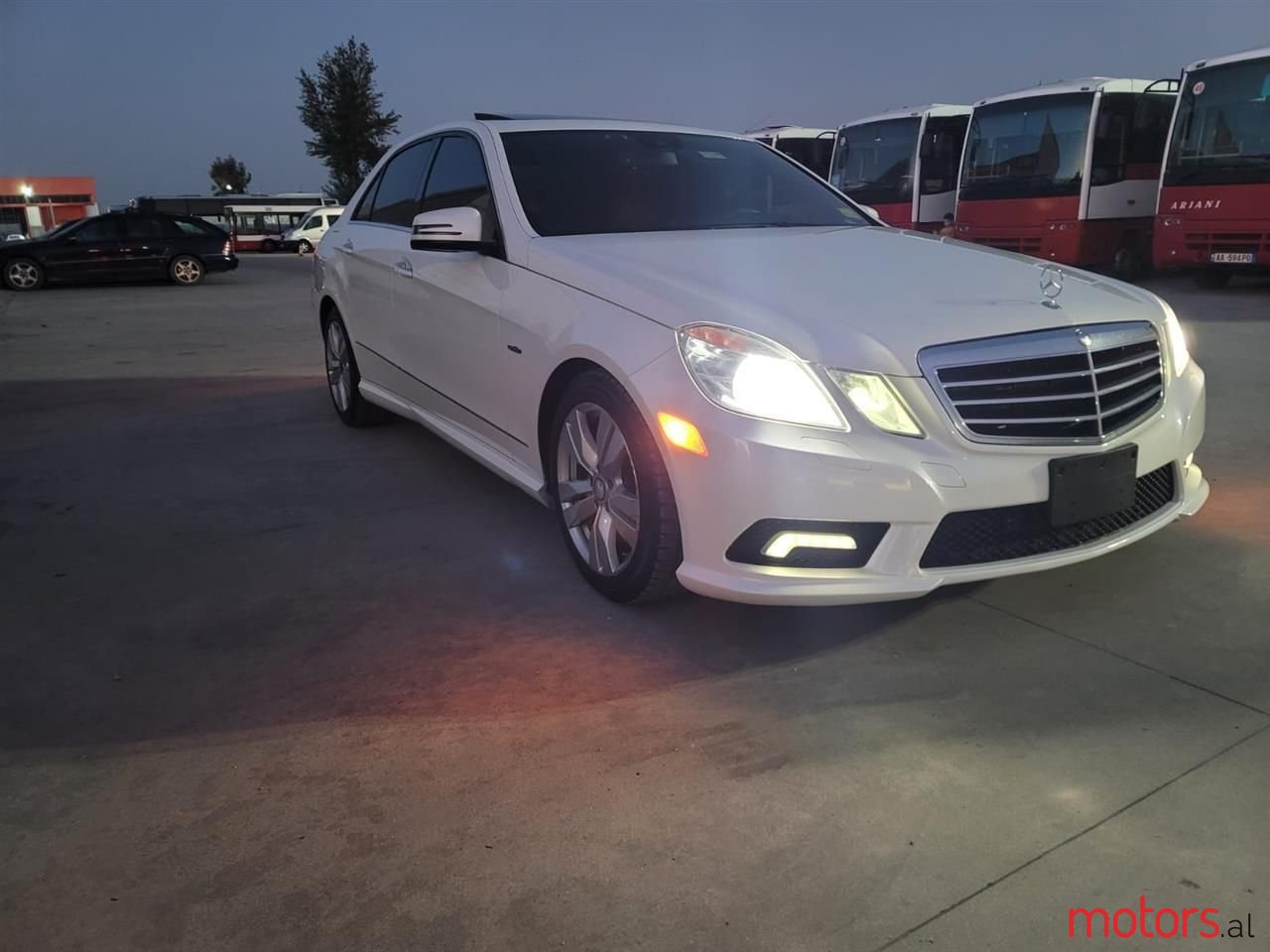 2011' Mercedes-Benz E 350 photo #1