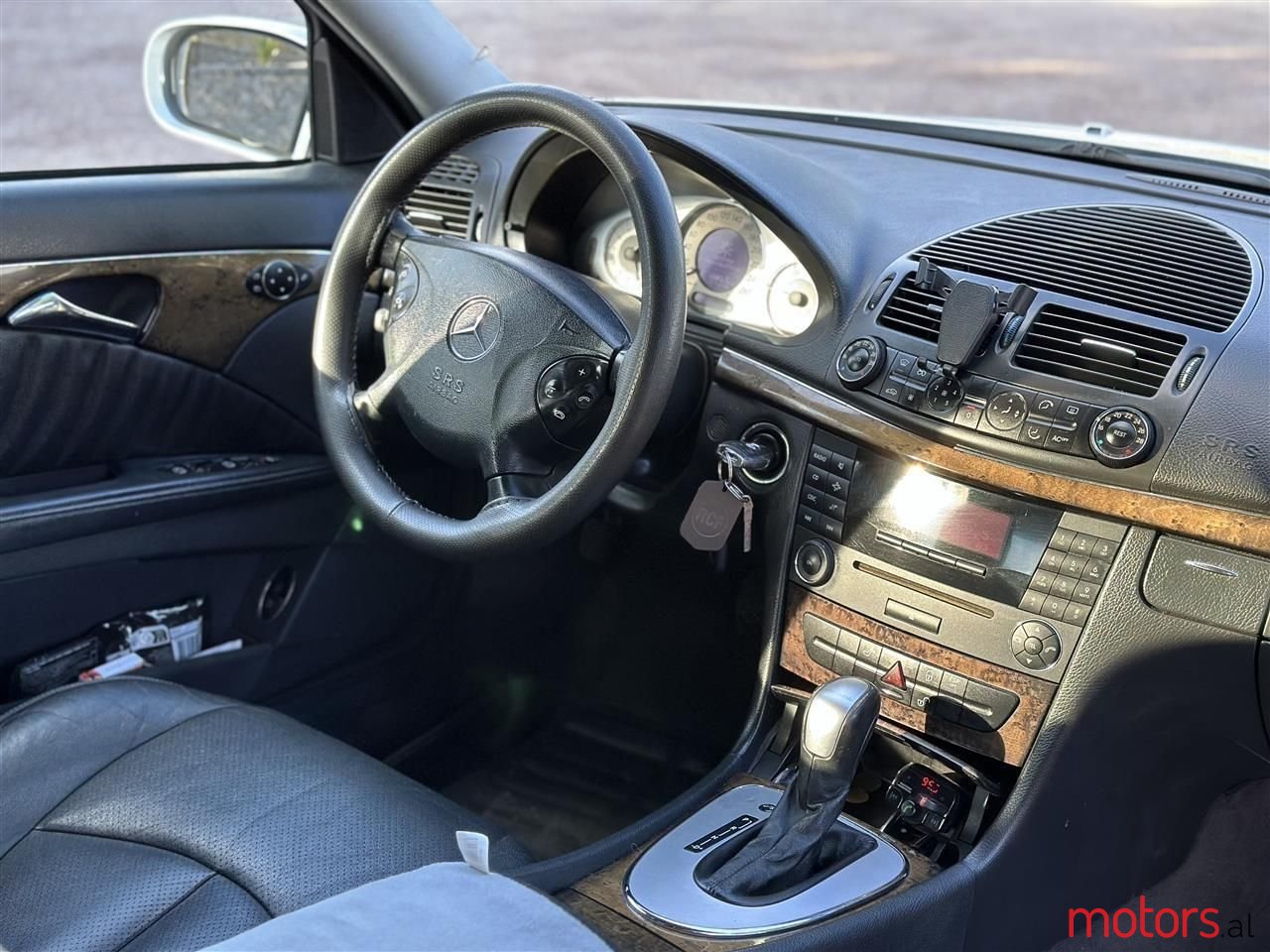 2004' Mercedes-Benz E 220 photo #2