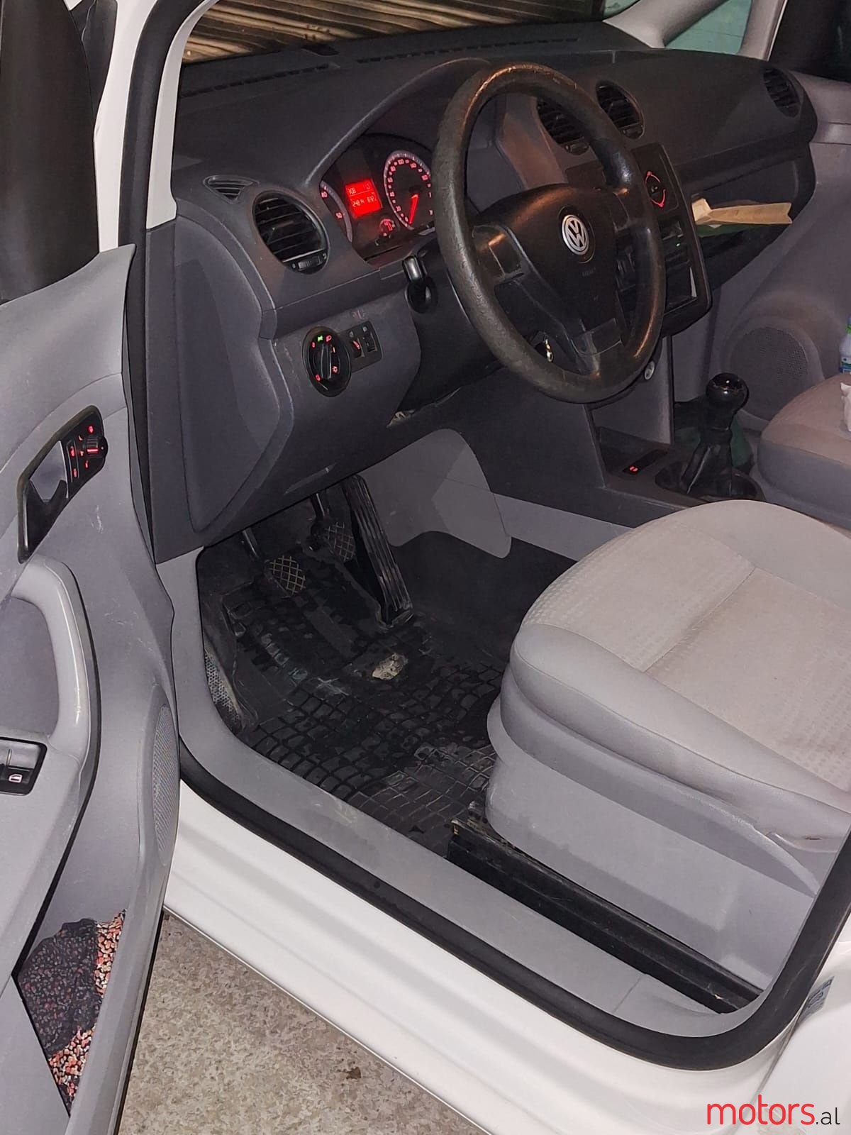 2011' Volkswagen Caddy photo #5