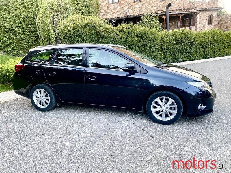 2014' Toyota Auris photo #2