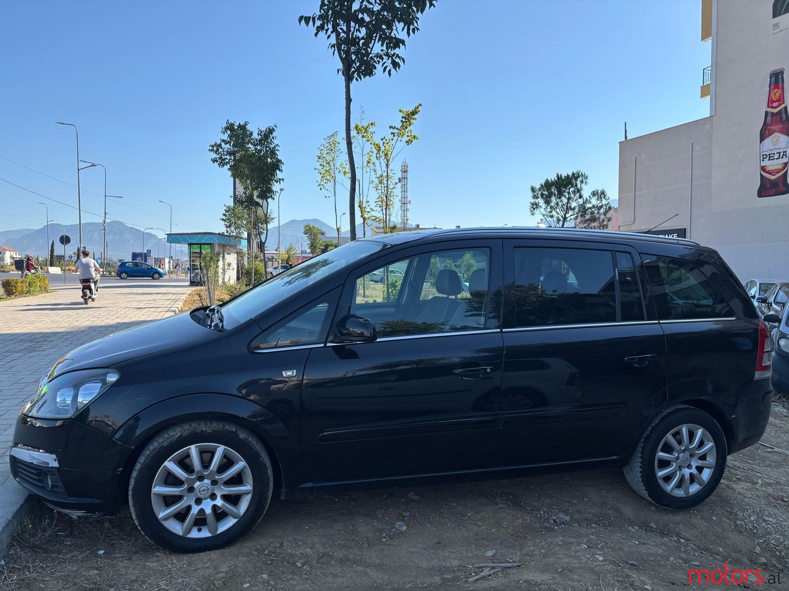 2009' Opel Zafira photo #3