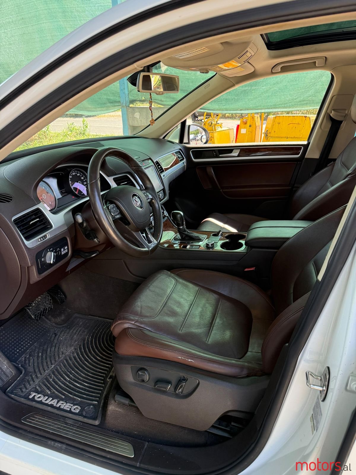 2013' Volkswagen Touareg photo #6