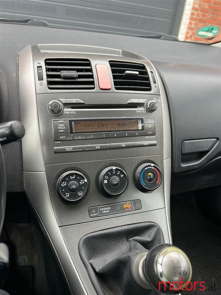 2007' Toyota Auris photo #6