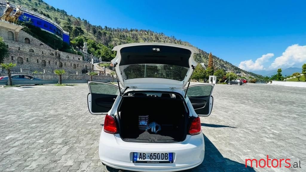 2010' Volkswagen Polo photo #5