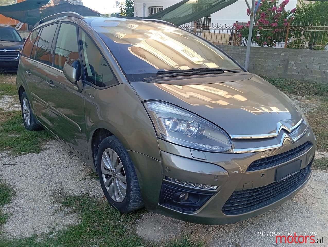 2013' Citroen Grand C4 Picasso photo #1