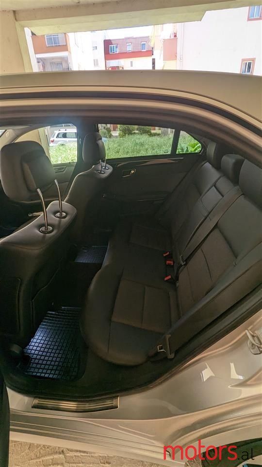 2010' Mercedes-Benz E 220 photo #5