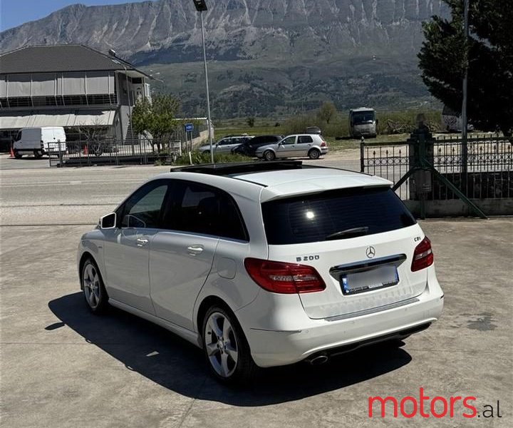 2013' Mercedes-Benz B 200 photo #4
