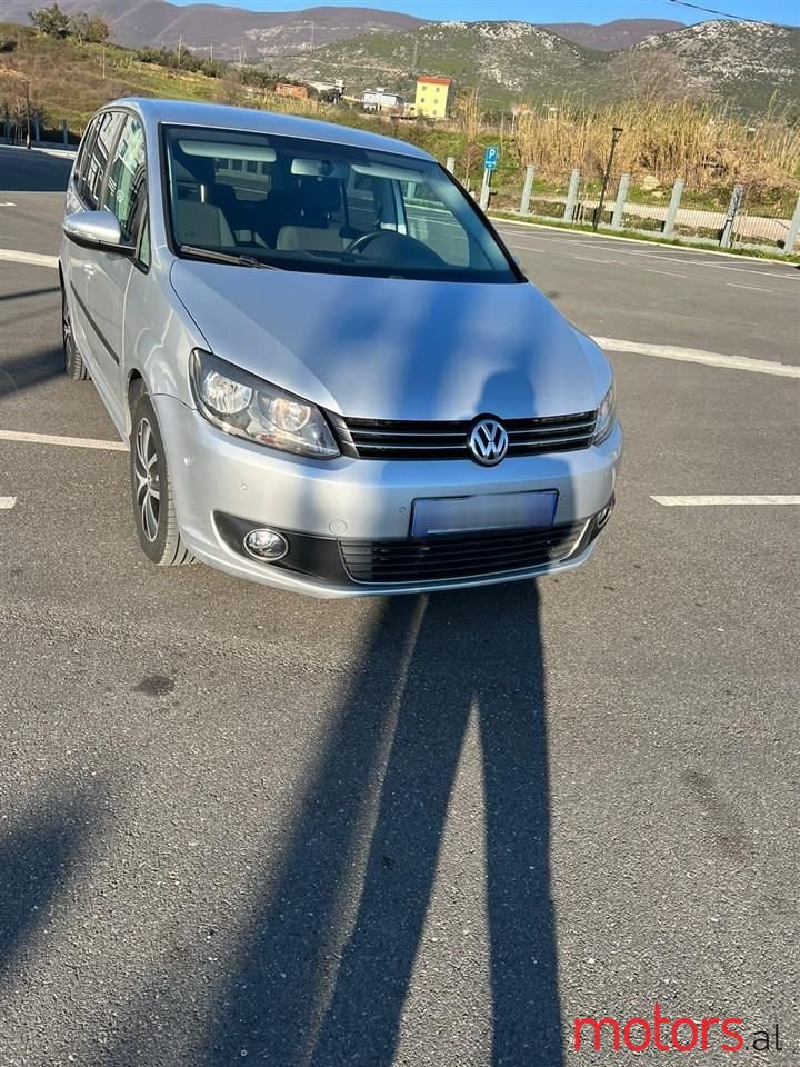 2012' Volkswagen Touran photo #3
