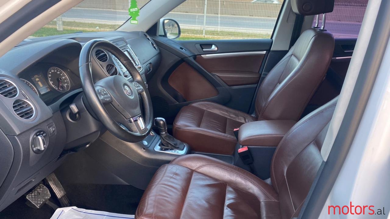 2011' Volkswagen Tiguan photo #6