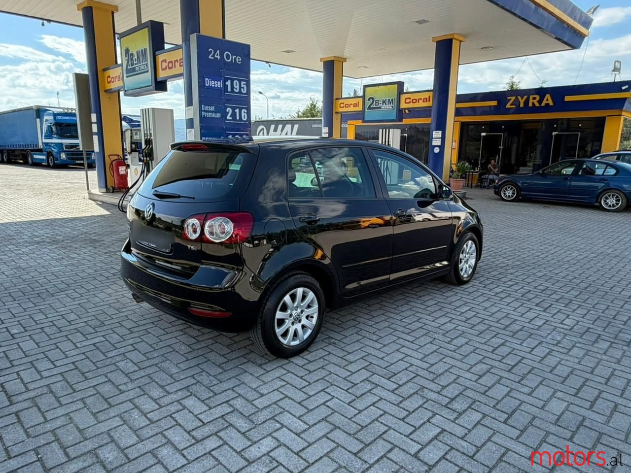 2011' Volkswagen Golf Plus photo #2