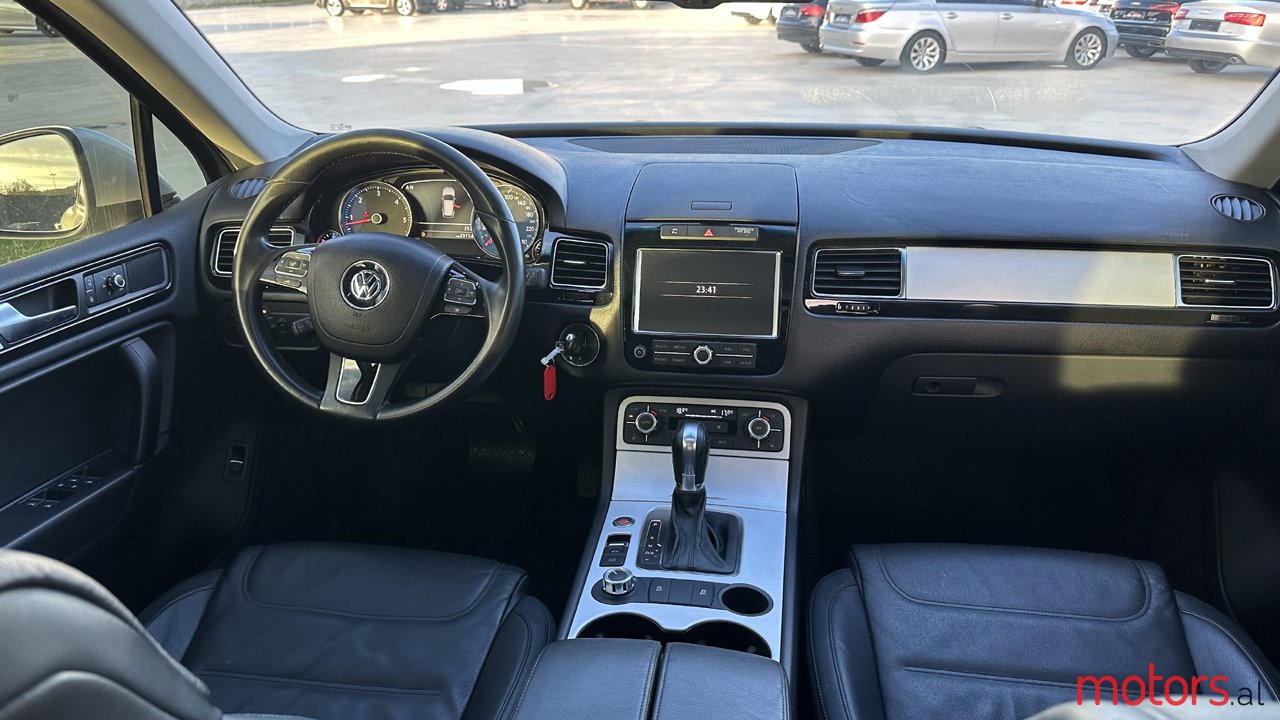 2013' Volkswagen Touareg photo #6