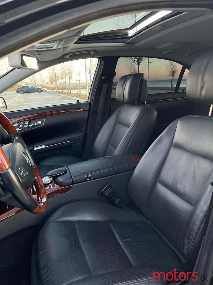 2011' Mercedes-Benz S 550 photo #2