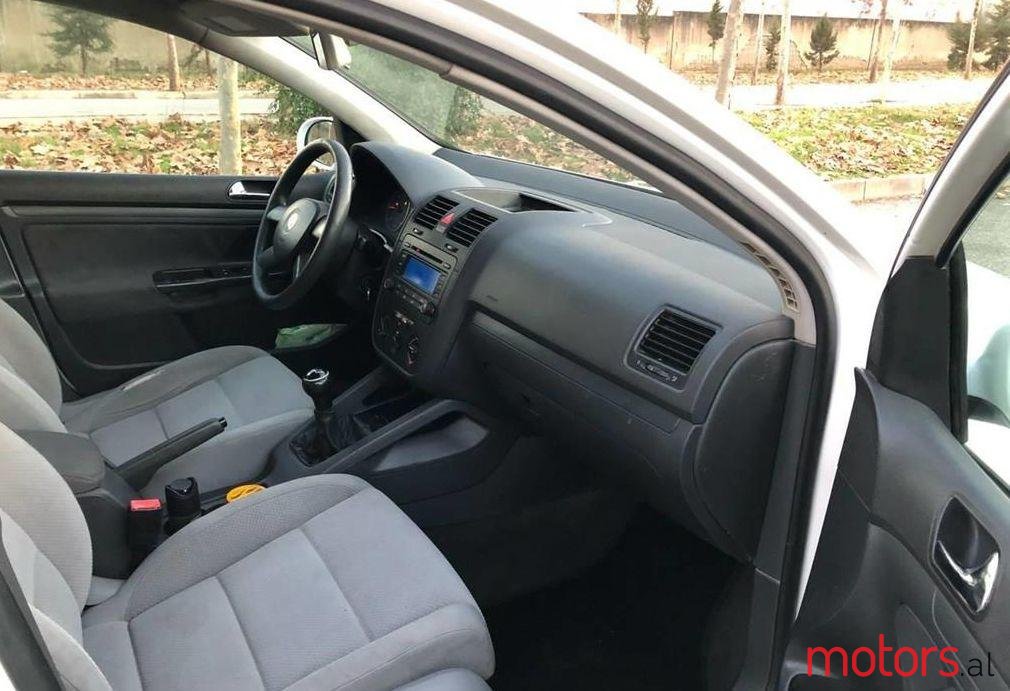 2004' Volkswagen Golf photo #4