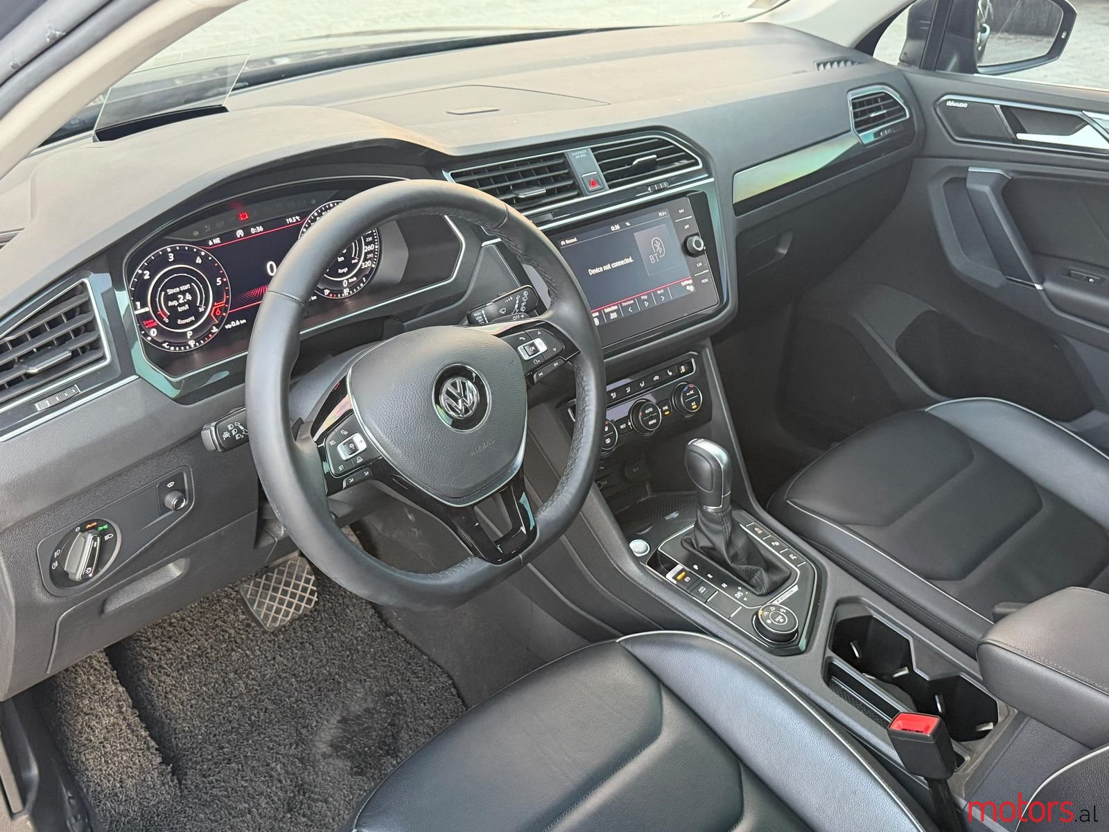 2018' Volkswagen Tiguan photo #2