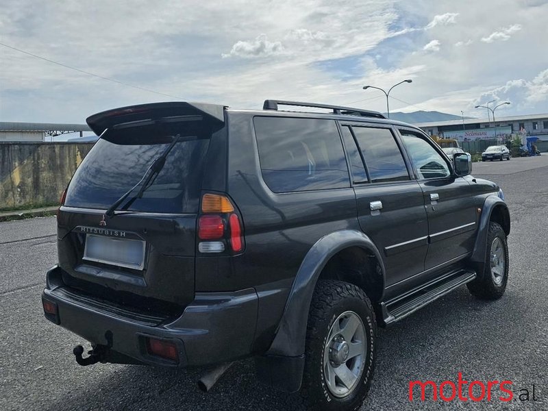 2004' Mitsubishi Pajero photo #1