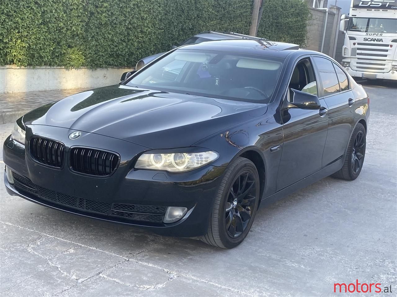 2011' BMW 528 photo #3